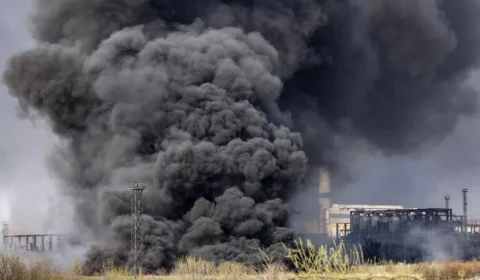 Rússia bombardeia refinaria de petróleo na Ucrânia