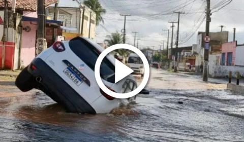 VÍDEO: carro é ‘engolido’ por buraco em rua de Natal