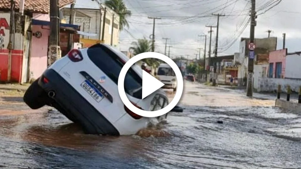 VÍDEO: carro é ‘engolido’ por buraco em rua de Natal