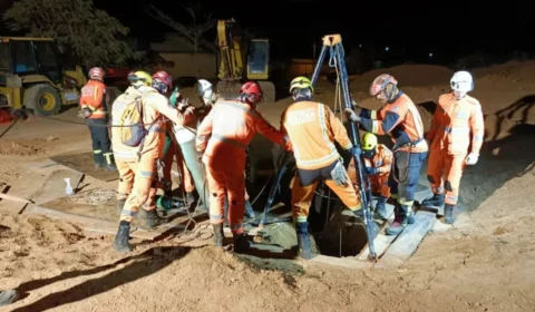 Após resgate, morre menino que ficou preso por 18h em buraco, em MG