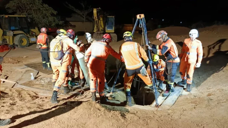 Após resgate, morre menino que ficou preso por 18h em buraco, em MG