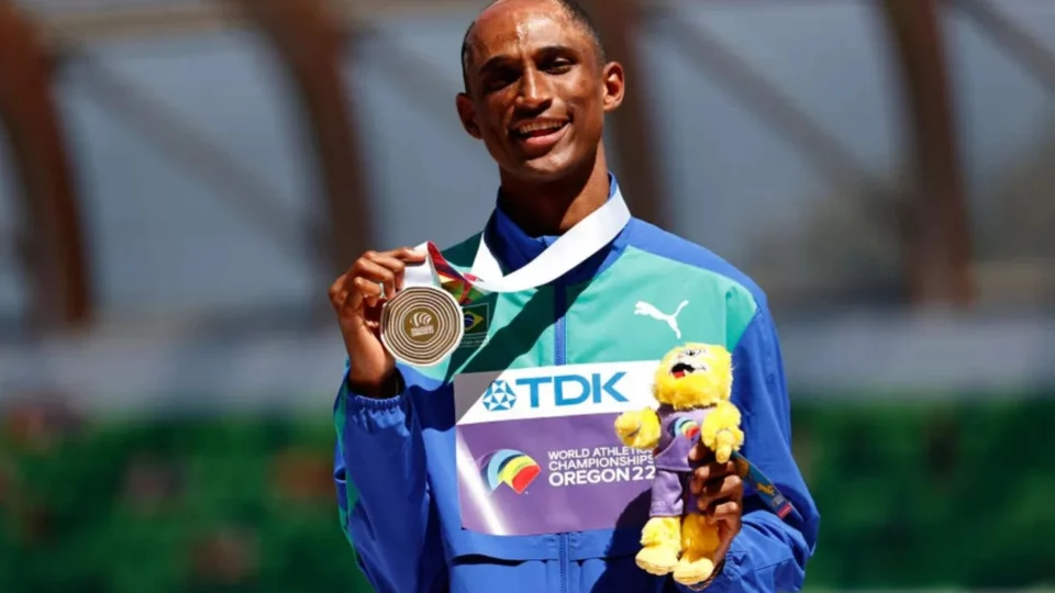 Campeão do mundo nos 400m com barreiras Alisson recebe medalha de ouro: ‘não consegui ter uma dimensão do feito’