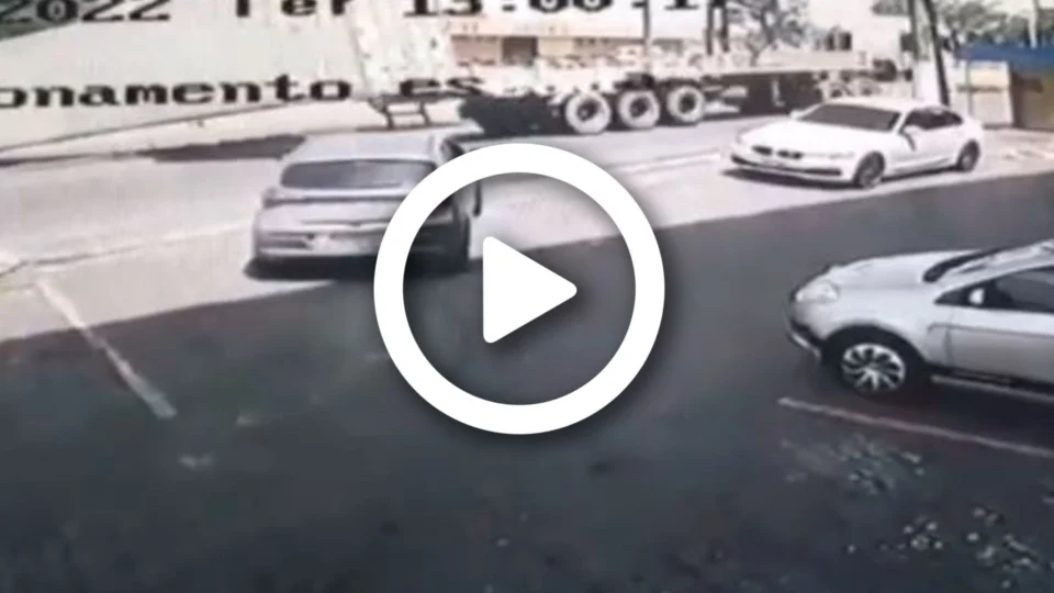 VÍDEO: contêiner se solta de carreta e cai em via pública na Zona Sul de Manaus