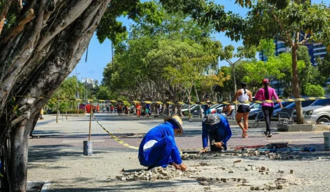 Pedras portuguesas são recolocadas no calçadão da Ponta Negra, em Manaus