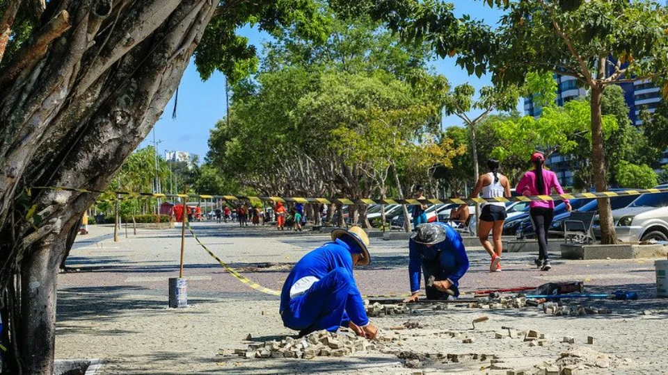 Pedras portuguesas são recolocadas no calçadão da Ponta Negra, em Manaus