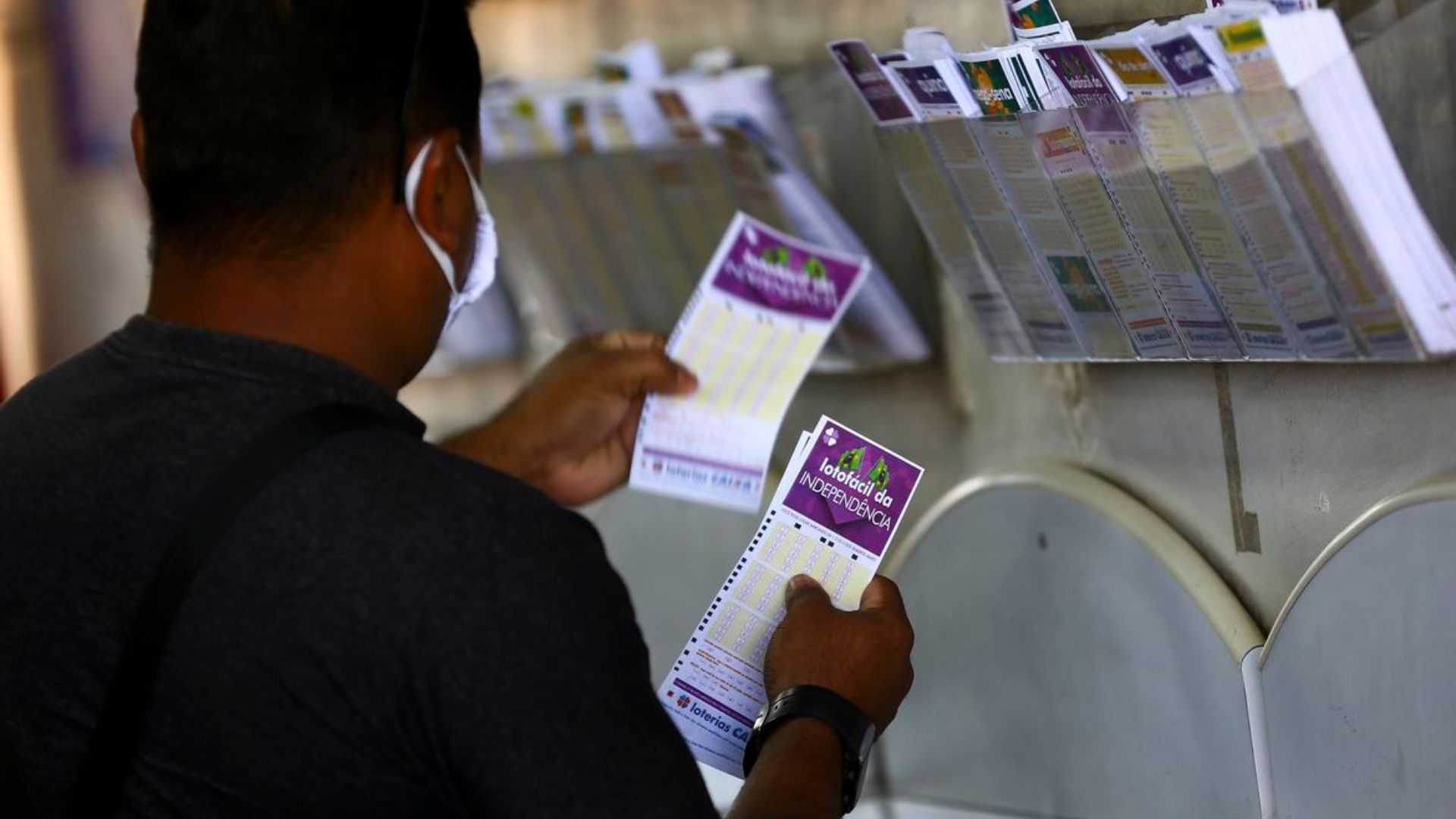 Ex-BBB Paulinha Leite ganha mais de R$ 4 milhões na Lotofácil