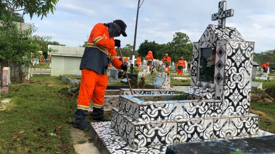 Cemitérios de Manaus recebem limpeza para o Dia dos Pais