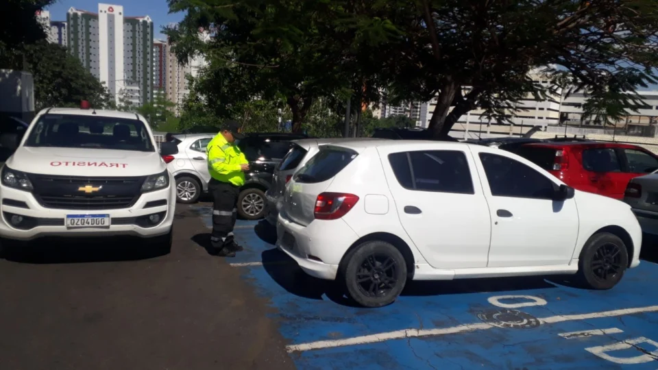 Fiscalização flagra motoristas que desrespeitam vagas de idosos e PcDs em Manaus