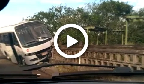 VÍDEO: micro-ônibus colide com ponte no bairro Tarumã, em Manaus