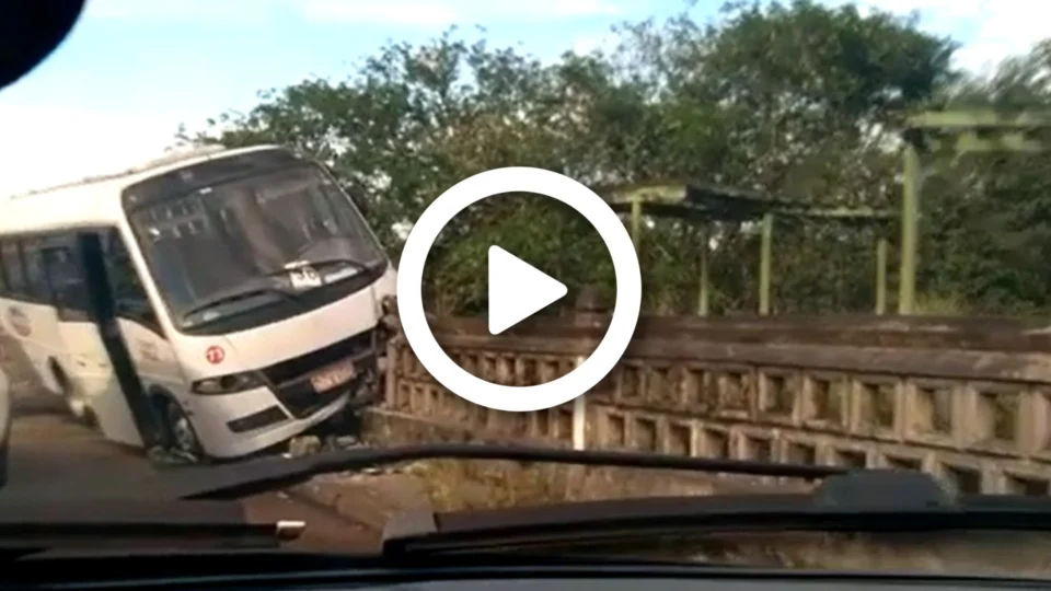 VÍDEO: micro-ônibus colide com ponte no bairro Tarumã, em Manaus