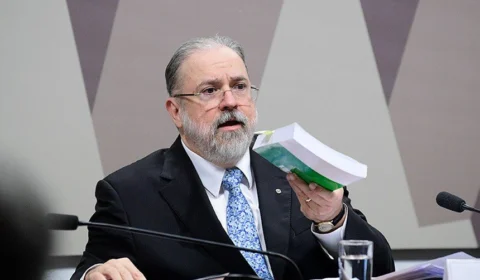 Pedido de Bolsonaro para investigar Moraes por suposto abuso de autoridade é arquivado por Aras