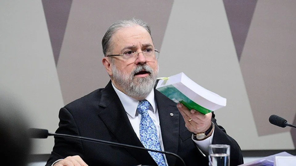 Pedido de Bolsonaro para investigar Moraes por suposto abuso de autoridade é arquivado por Aras