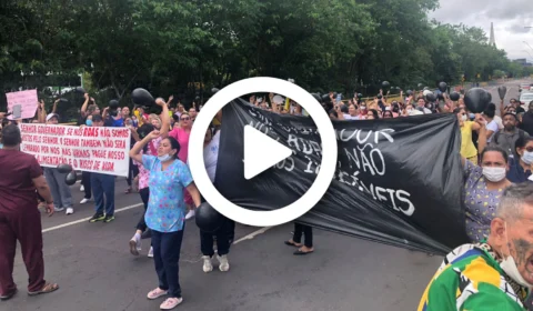 VÍDEO: técnicos de enfermagem fazem manifestação em frente a sede do governo do Amazonas