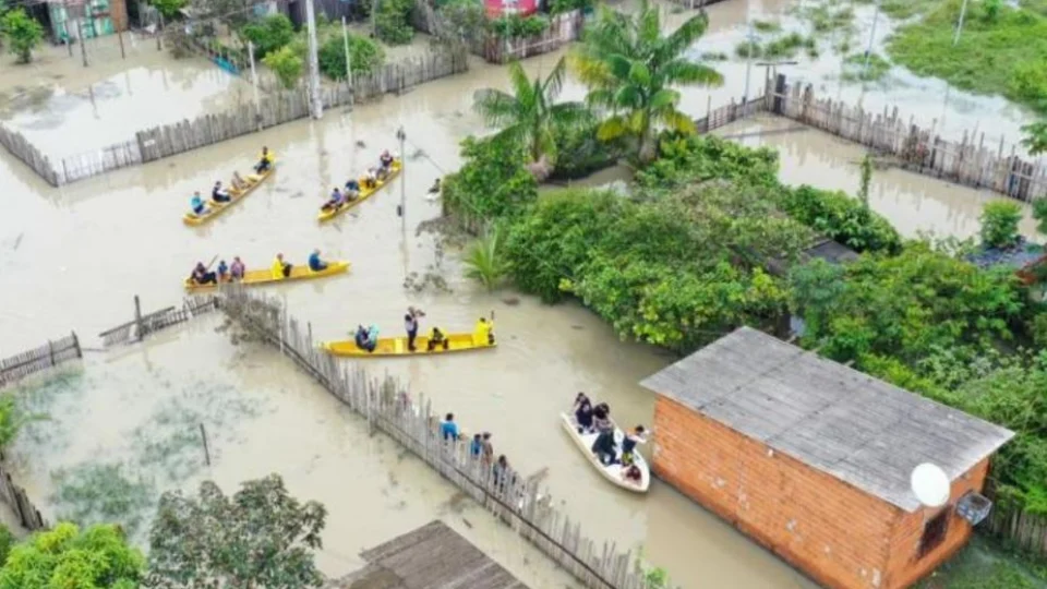 Prefeitura de Parintins, no AM, decreta situação de emergência, após temporal alagar cidade
