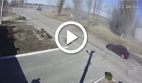 VÍDEO: tanque russo dispara contra carro com casal de idosos na Ucrânia