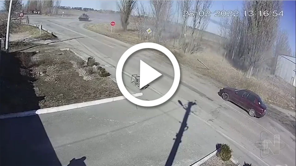 VÍDEO: tanque russo dispara contra carro com casal de idosos na Ucrânia