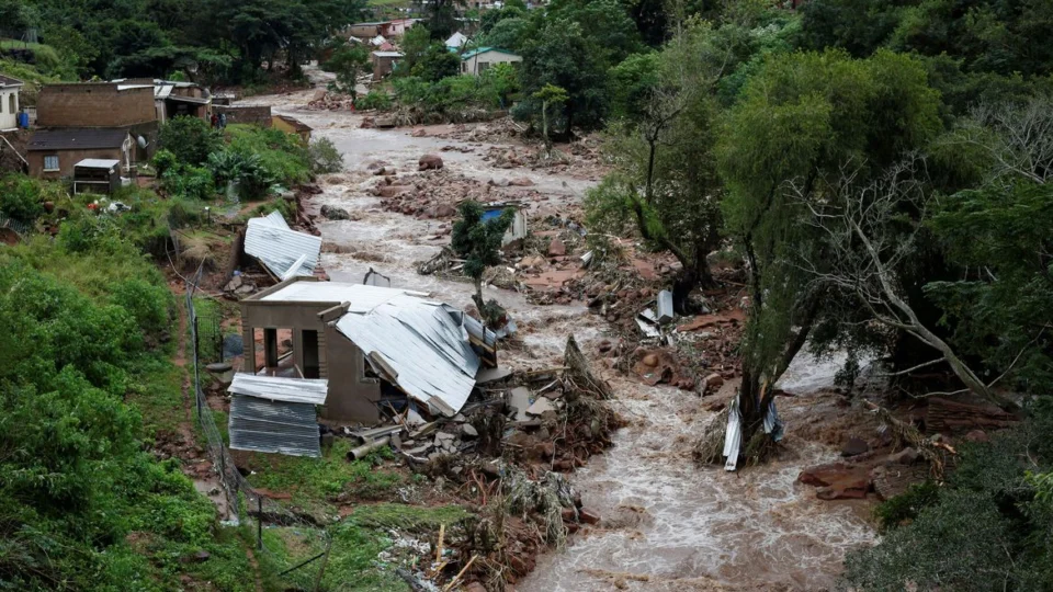 Sul-africanos procuram sobreviventes após enchentes