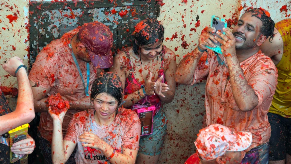 Batalha de tomates na Espanha volta a acontecer após dois anos de pausa