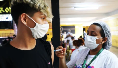 Amazonas inicia aplicação de dose de reforço contra Covid-19 para adolescentes, nesta terça-feira