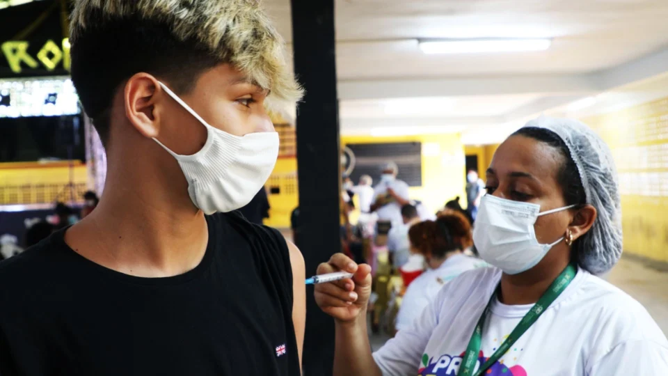 Amazonas inicia aplicação de dose de reforço contra Covid-19 para adolescentes, nesta terça-feira