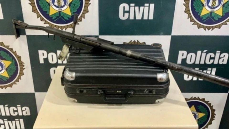 Na companhia da filha de sete meses, mulher é presa com metralhadora na rodoviária do Rio de Janeiro