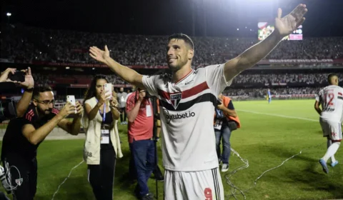 São Paulo vence Palmeiras por 3 a 1 e leva boa vantagem para jogo da volta pela final do Campeonato Paulista