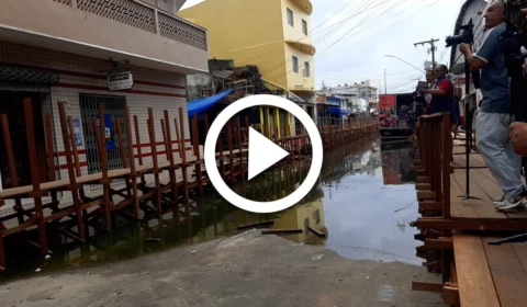 VÍDEO: rua afetada pela cheia recebe serviço de desinfecção no Centro de Manaus