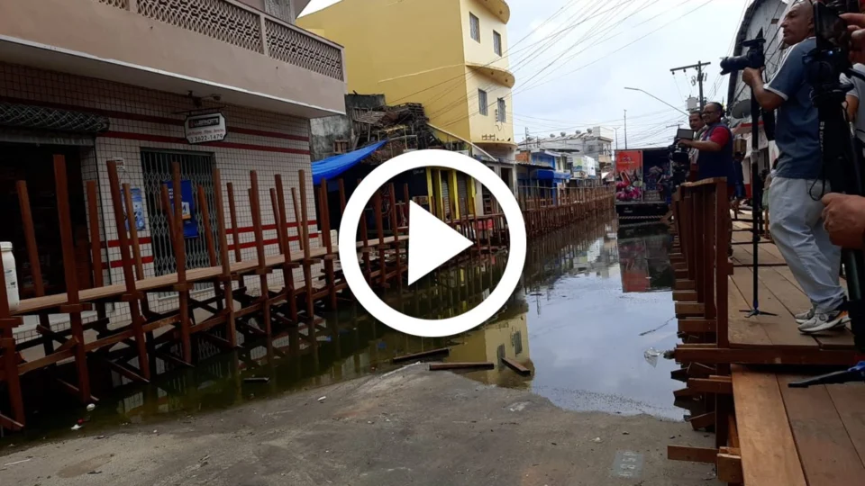 VÍDEO: rua afetada pela cheia recebe serviço de desinfecção no Centro de Manaus