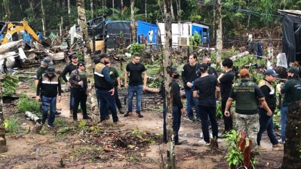 Mais de 300 barracos são retirados de área de preservação ambiental na Zona Norte de Manaus