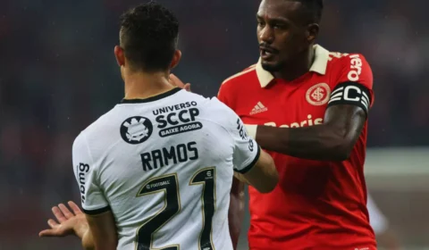 Jogador do Corinthians é preso por injúria racial; time paga fiança