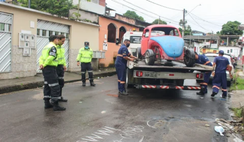 ‘Operação Sucata’ retira veículos abandonados em ruas na Zona Sul de Manaus