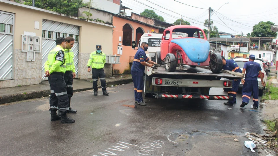 ‘Operação Sucata’ retira veículos abandonados em ruas na Zona Sul de Manaus