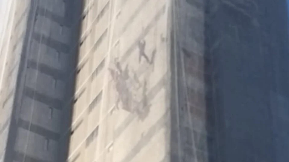 Andaime quebra e trabalhadores ficam pendurados a 30 metros de altura, em Manaus