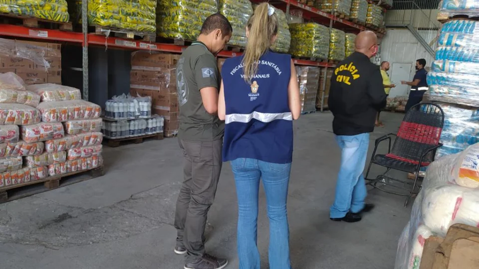 Mais de 55 toneladas de mercadorias com validade vencida são apreendidas em Manaus