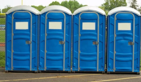 Homem é preso após furtar banheiro químico para fazer sexo com namorada, em São Paulo