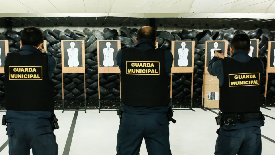 Guardas Municipais de Manaus iniciam treinamento para uso de armamento letal