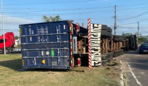 Carreta tomba na Avenida das Torres, em Manaus