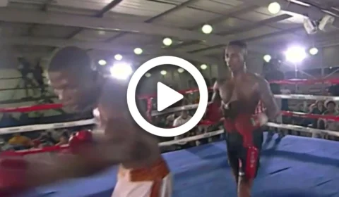 VÍDEO: pugilista perde noção de onde estava, esquece adversário e começa dar socos no ar e nas cordas do ringue