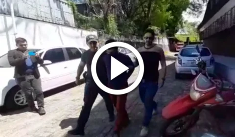 VÍDEO: suspeito de participação na morte de cabo da PM se apresenta na DEHS em Manaus