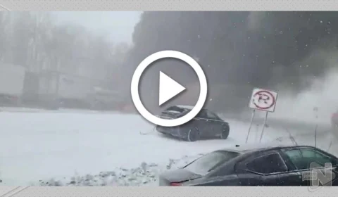 VÍDEO: engavetamento envolvendo mais de 50 veículos para rodovia nos EUA