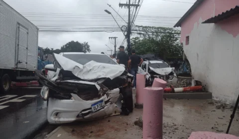 Perseguição a criminosos termina em grave acidente na Zona Norte de Manaus