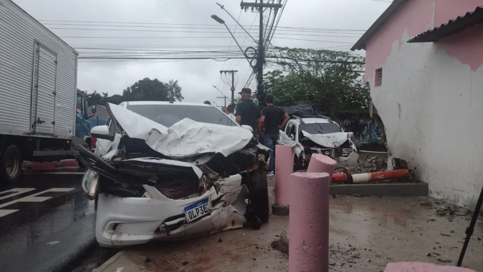 Perseguição a criminosos termina em grave acidente na Zona Norte de Manaus