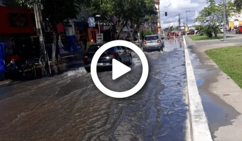 VÍDEO: Rio Negro começa a alagar trecho do ‘Relógio’ na Avenida Eduardo Ribeiro, em Manaus