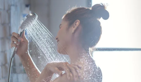 Banho quente é inimigo da pele, diz especialista; saiba mais