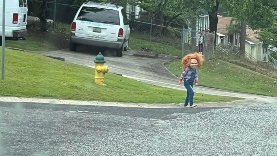 Menino se veste de Chuck e assusta moradores nos Estados Unidos