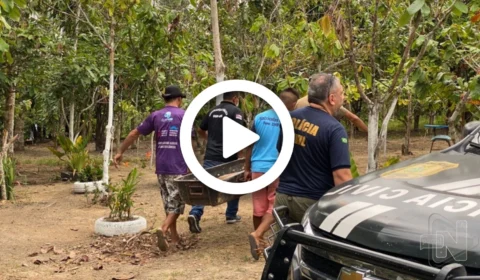 VÍDEO: homem é encontrado boiando no meio do rio com mãos e pés amarrados no Centro de Manaus