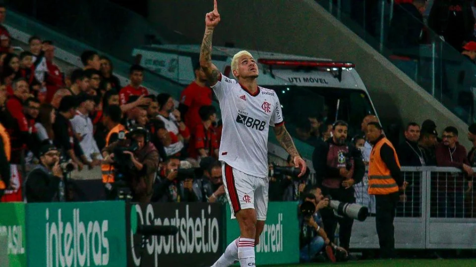 Pedro faz golaço de bicicleta contra Athletico e garante Flamengo na semifinal da Copa do Brasil