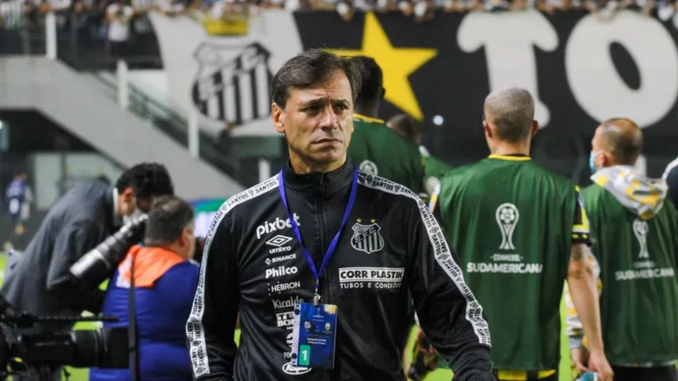 Técnico Fabián Bustos é demitido após eliminação do Santos pelo Deportivo Táchira da Copa Sul-Americana