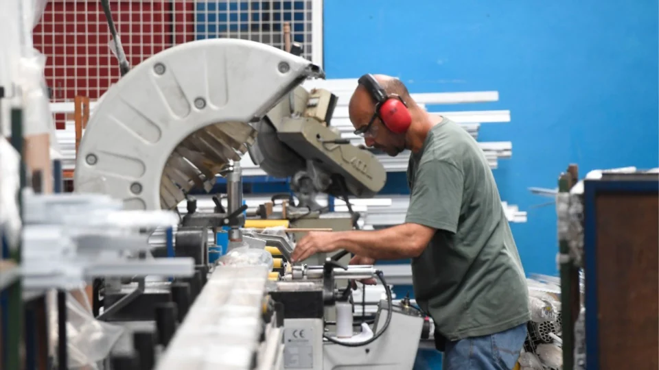 Alta de matérias-primas atinge indústrias em março de modo inesperado, diz CNI