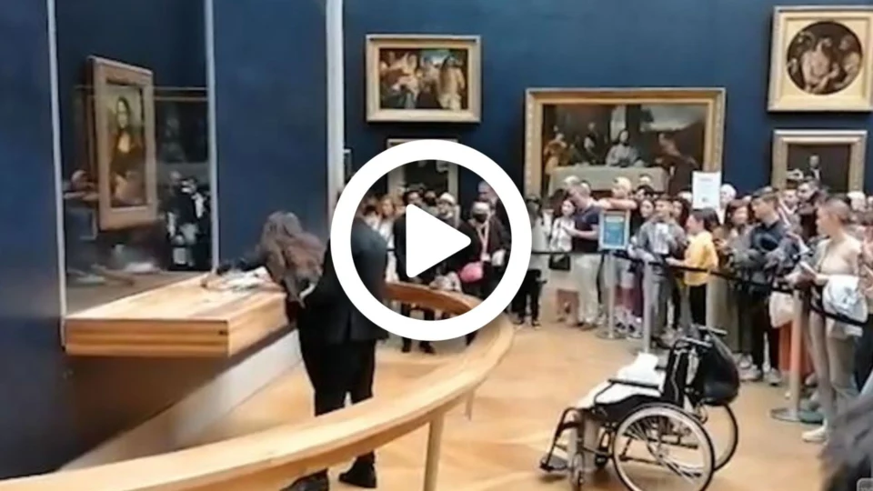 VÍDEO: visitante em cadeira de rodas joga torta no quadro Monalisa, no Louvre